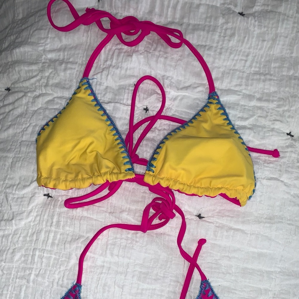 Women’s VENUS Pink Yellow Reversible Swimsuit String Bikini Top Size B cup